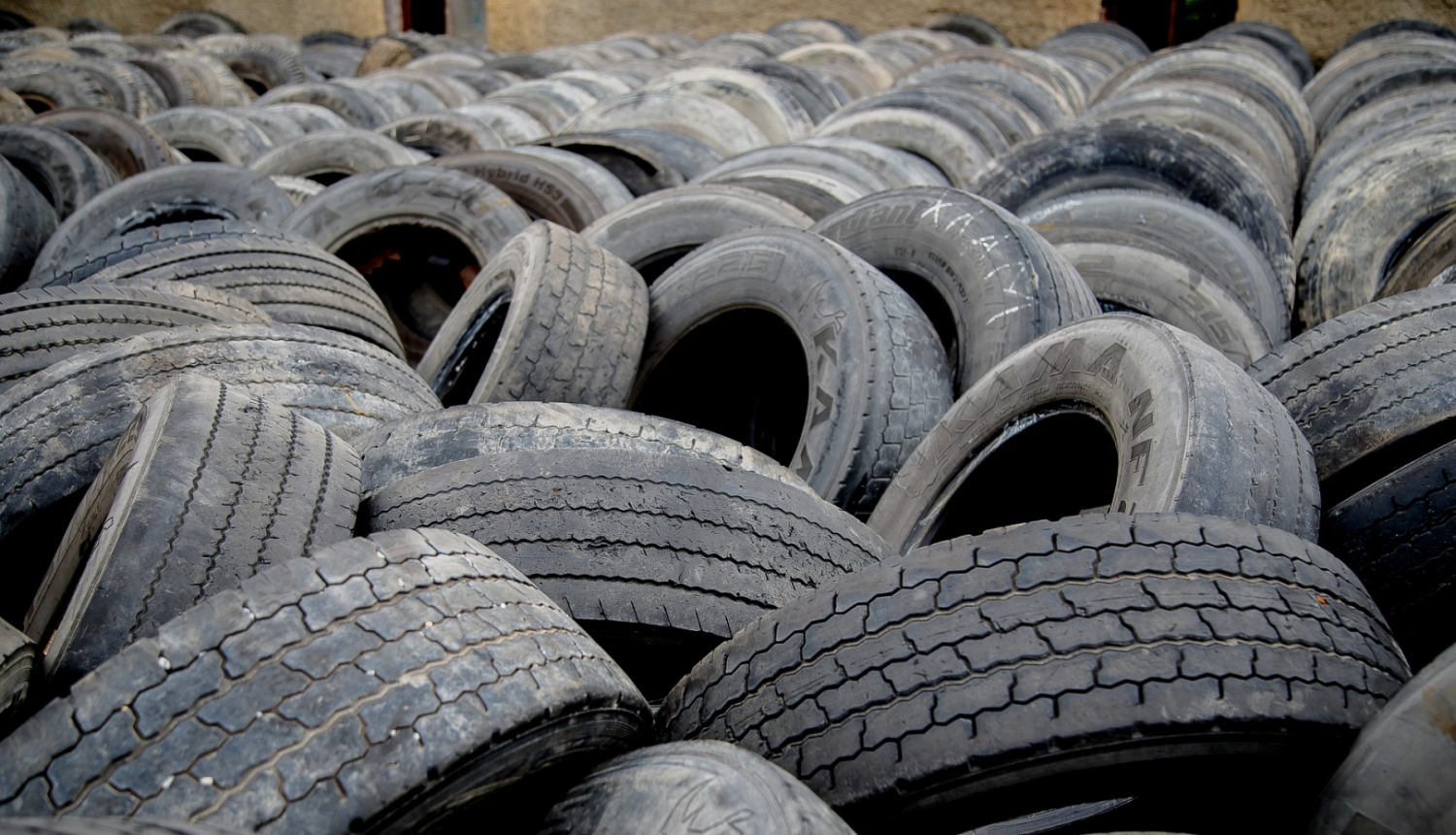 Vecas riepas lielā kaudzē