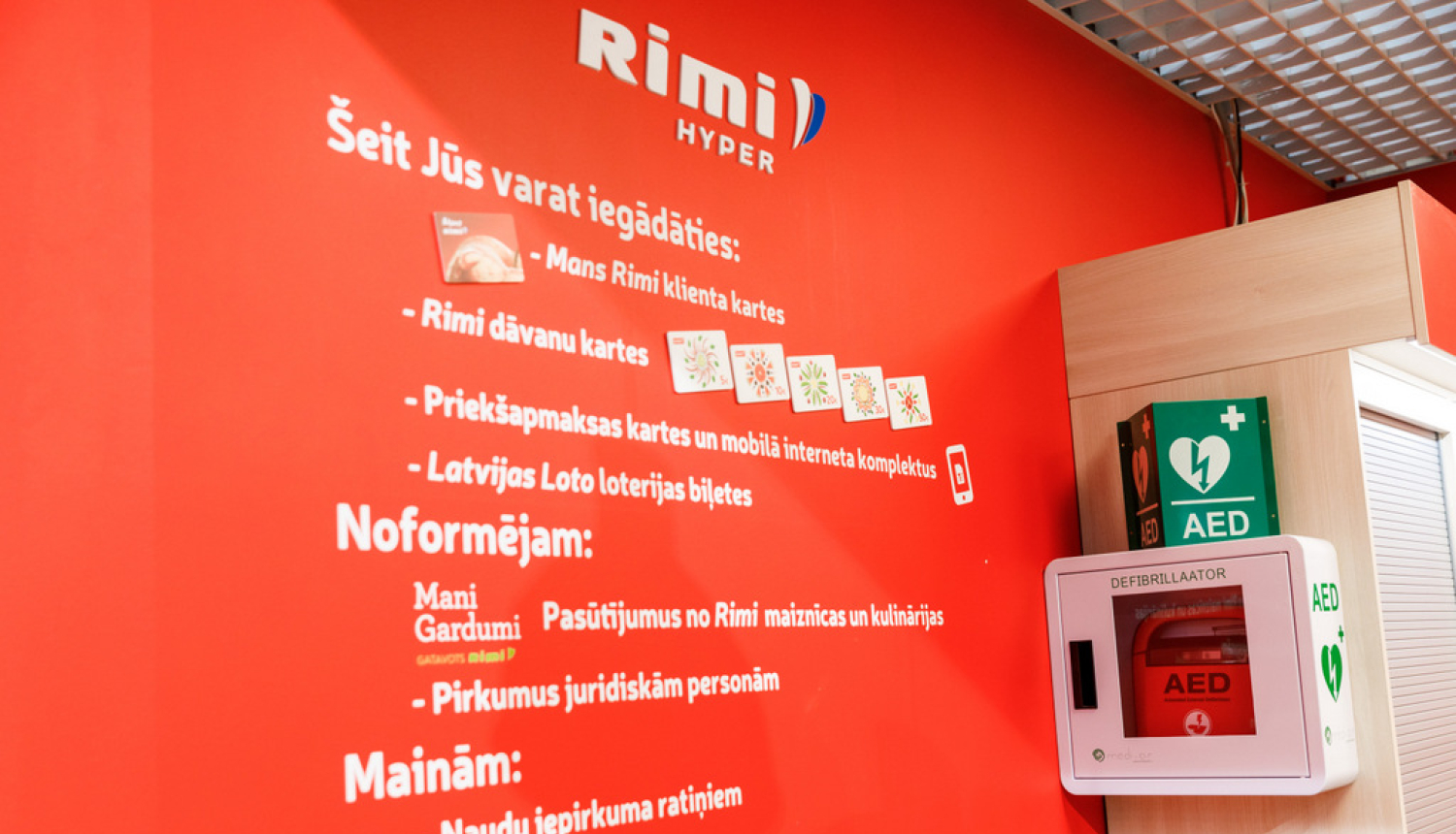 Rimi hipermārketā Ogrē pieejama dzīvības glābšanas ierīce – defibrilators