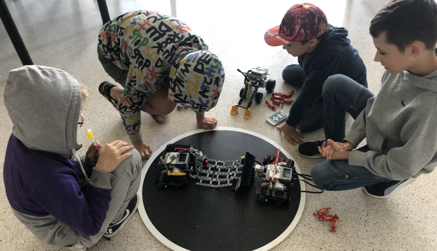 Ogres novada bērni konstruē LEGO robotus