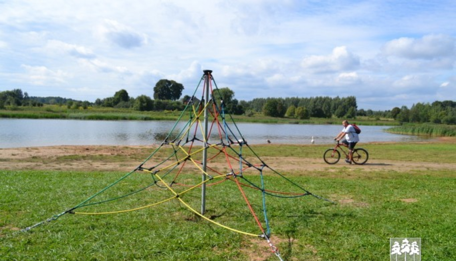 Pie Ogres vecupes ir uzstādītas četras jaunas rotaļu iekārtas bērniem