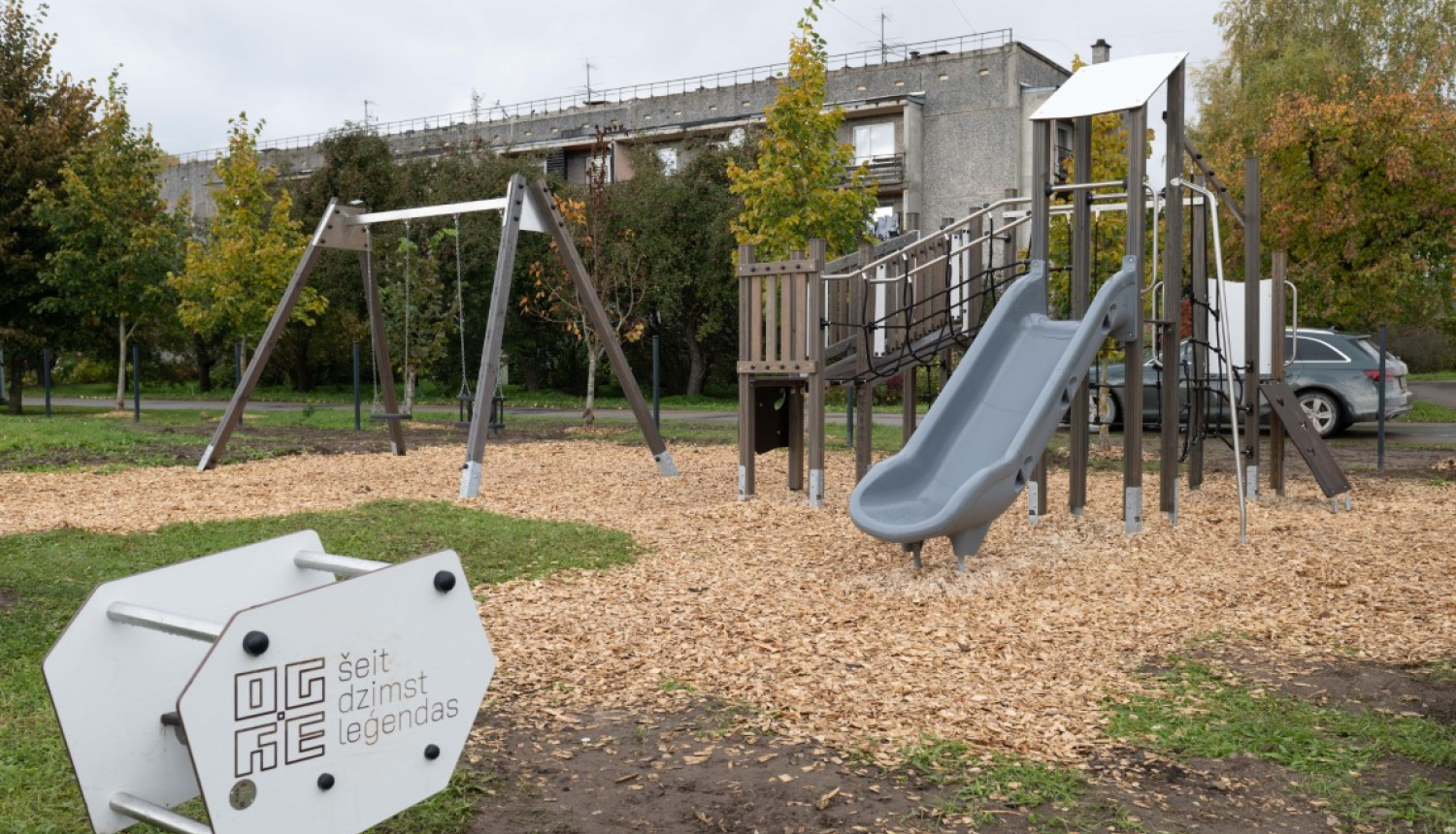 Rotaļu laukuma komplekss, slidkalniņš, šūpoles, Ciemupe 10.2024.