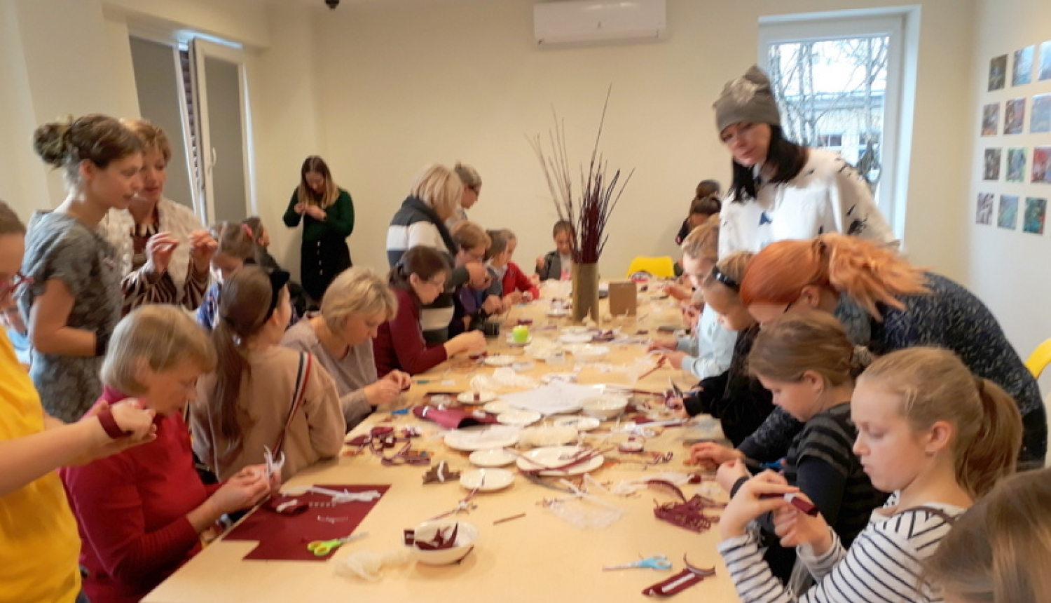 Iedzīvotāji aktīvi darbojas patriotisko rotu gatavošanas darbnīcā