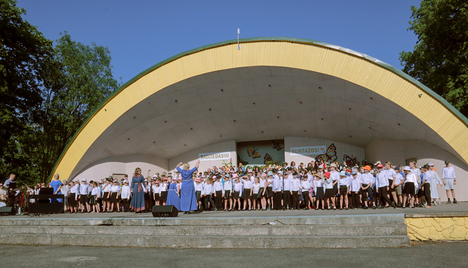 Suntažu estrāde ar dalībniekiem pasākumā Sadziedāsim Suntažos! 24.05.2024.