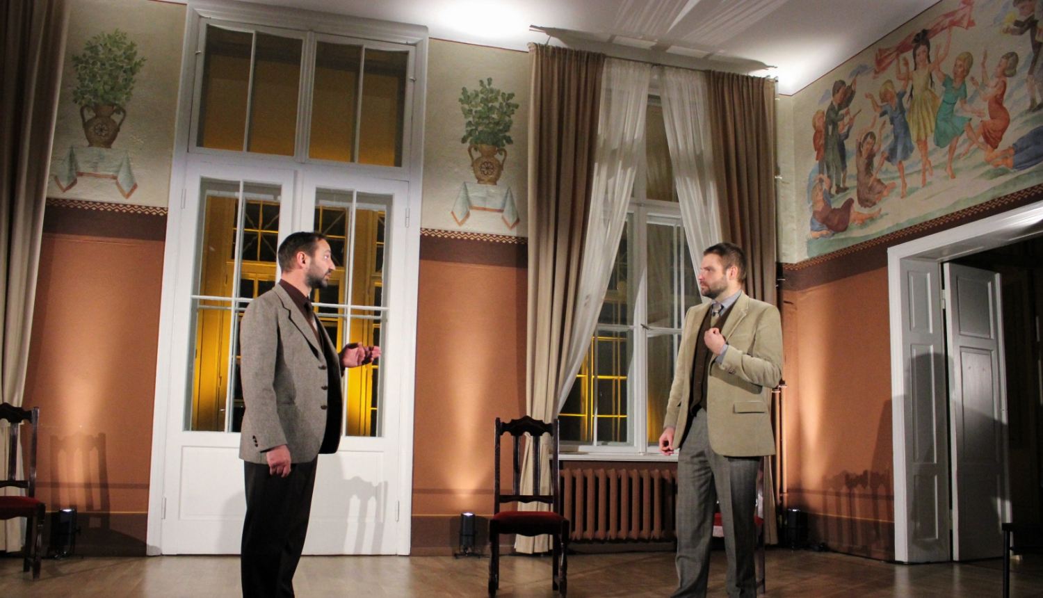 Divi vīrieši, aktieri sarunāja, attēls no Ogres teātra izrādes Sanatorija