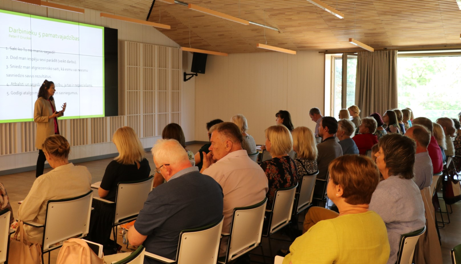 Ogres novada izglītības iestāžu vadītāji mācībās gūst zināšanas par mērķu sasniegšanu