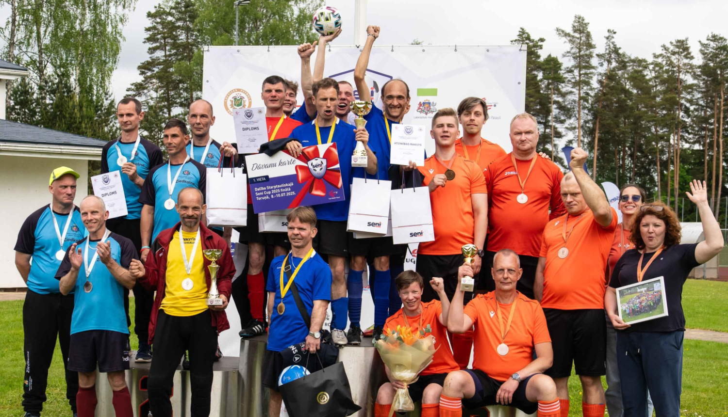 Ogres novada Sociālā dienesta Dienas centra “Saime” futbola komanda mini futbola turnīrā izcīnījusi 3. vietu! “Seni Cup 2025” ir starptautisks mini futbola turnīrs cilvēkiem ar īpašām vajadzībām, kurš noritēja jau 19 gadus pēc kārtas. Kopbilde