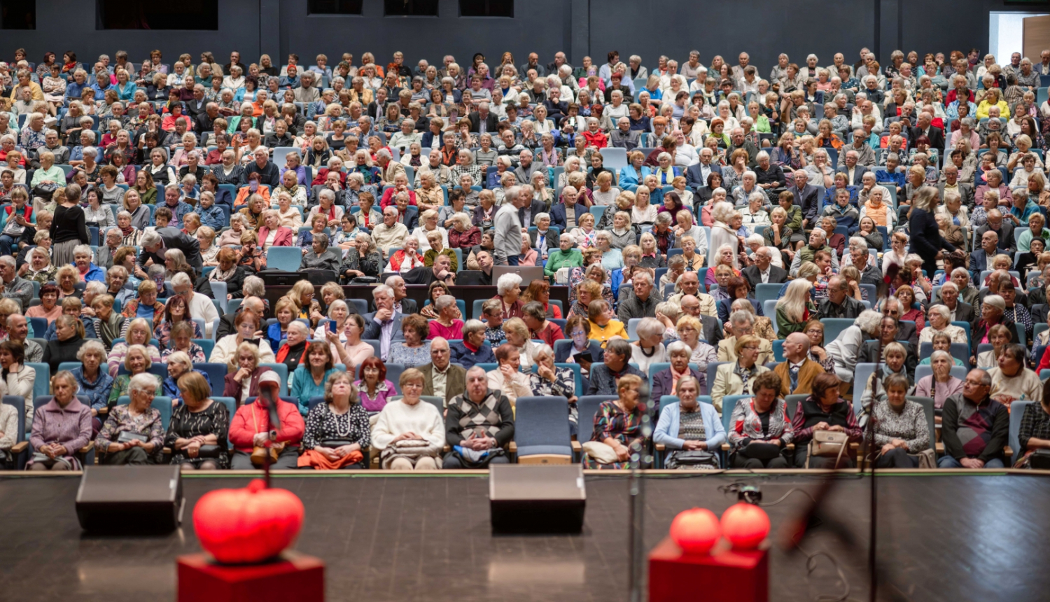 Senioru dienai veltīts pasākums Ogres Kultūras centrā 2024. gada 1. oktobrī