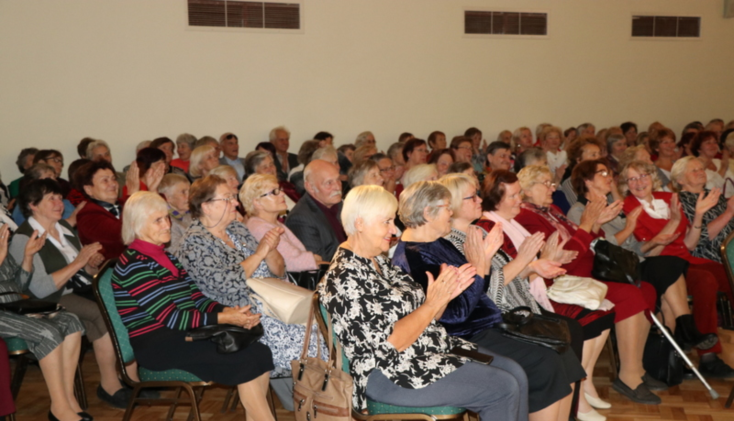 Atzīmē Starptautisko senioru dienu