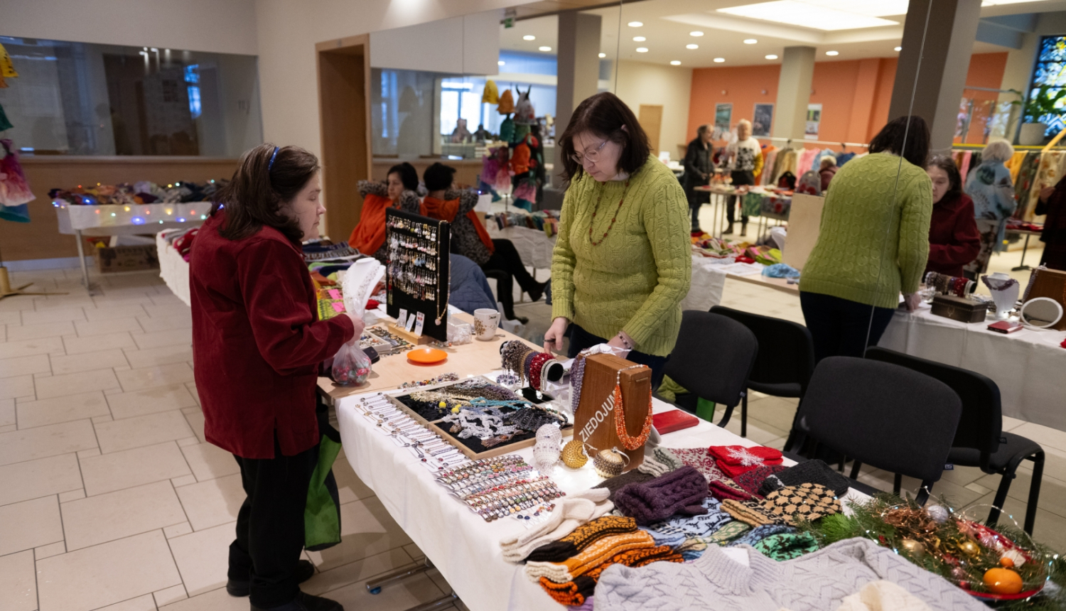 Izstāde-tirdziņš Ogrē dažādi adīti rokdarbi 11.12.2023.