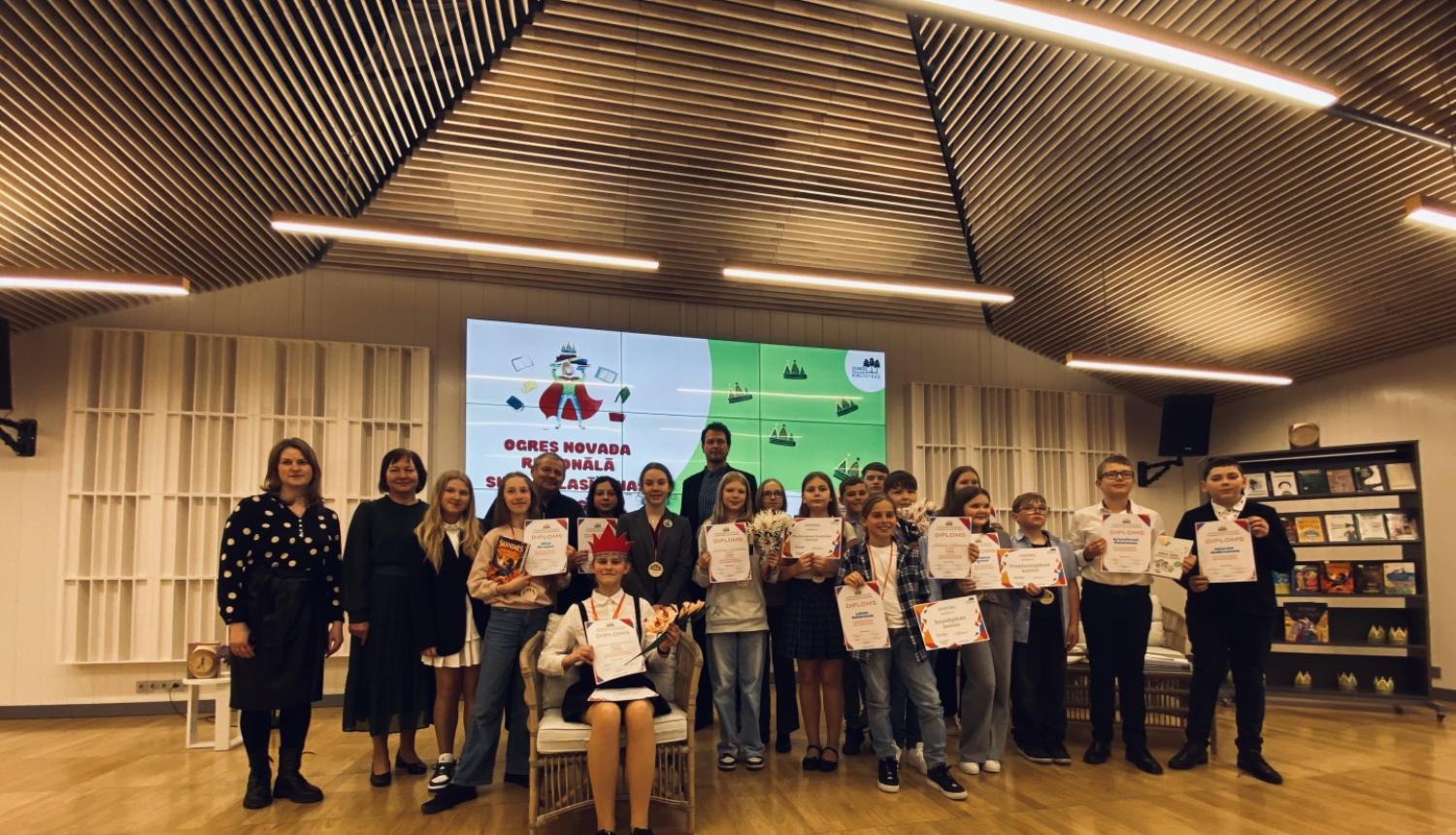 Bērni piedalās skaļās lasīšanas konkursā Ogres Centrālajā bibliotēkā