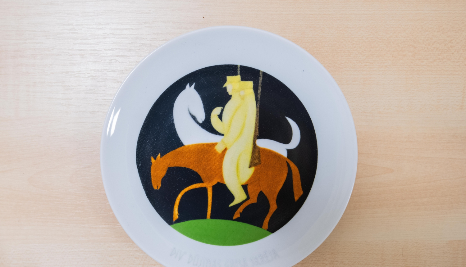 Porcelāna šķīvis ar Romana Sutas mākslas darba "Div' dūjiņas" reprodukciju 