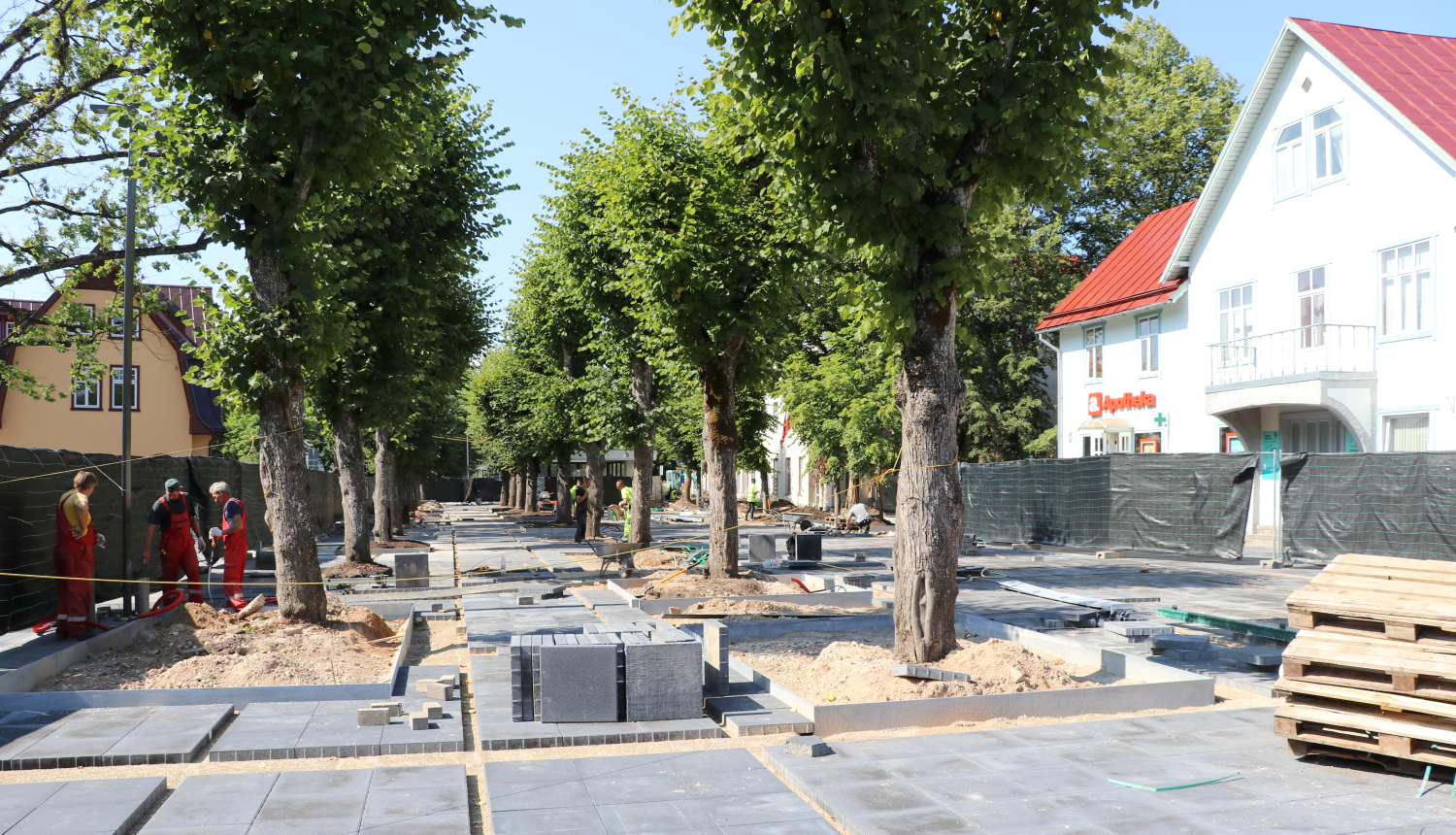 Skvēra pārbūves darbi turpinās