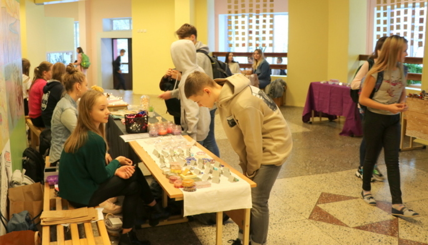 Ogres Valsts ģimnāzijā norisinājies skolēnu mācību uzņēmumu tirgus