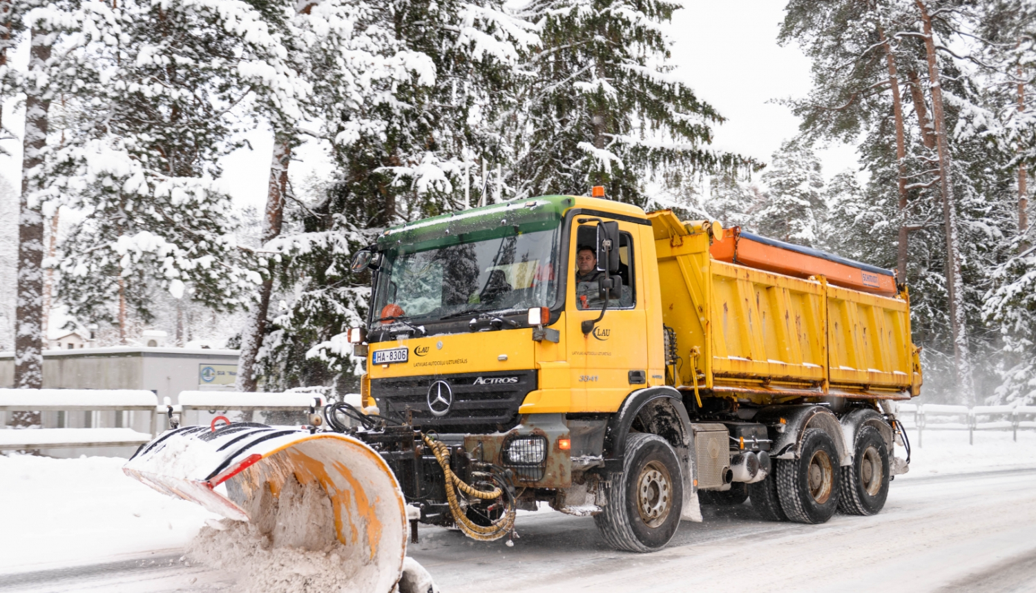 Sniega tīrītājs dzeltenā krāsā