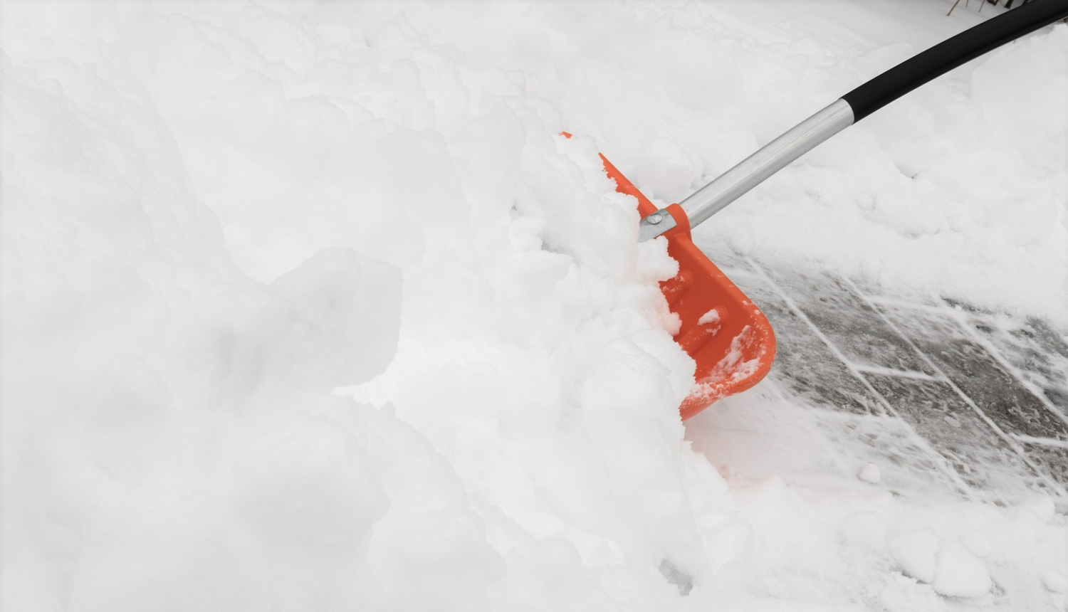 Notiek sniega tīrīšanas darbi daudzdzīvokļu dzīvojamo māju iekšpagalmos