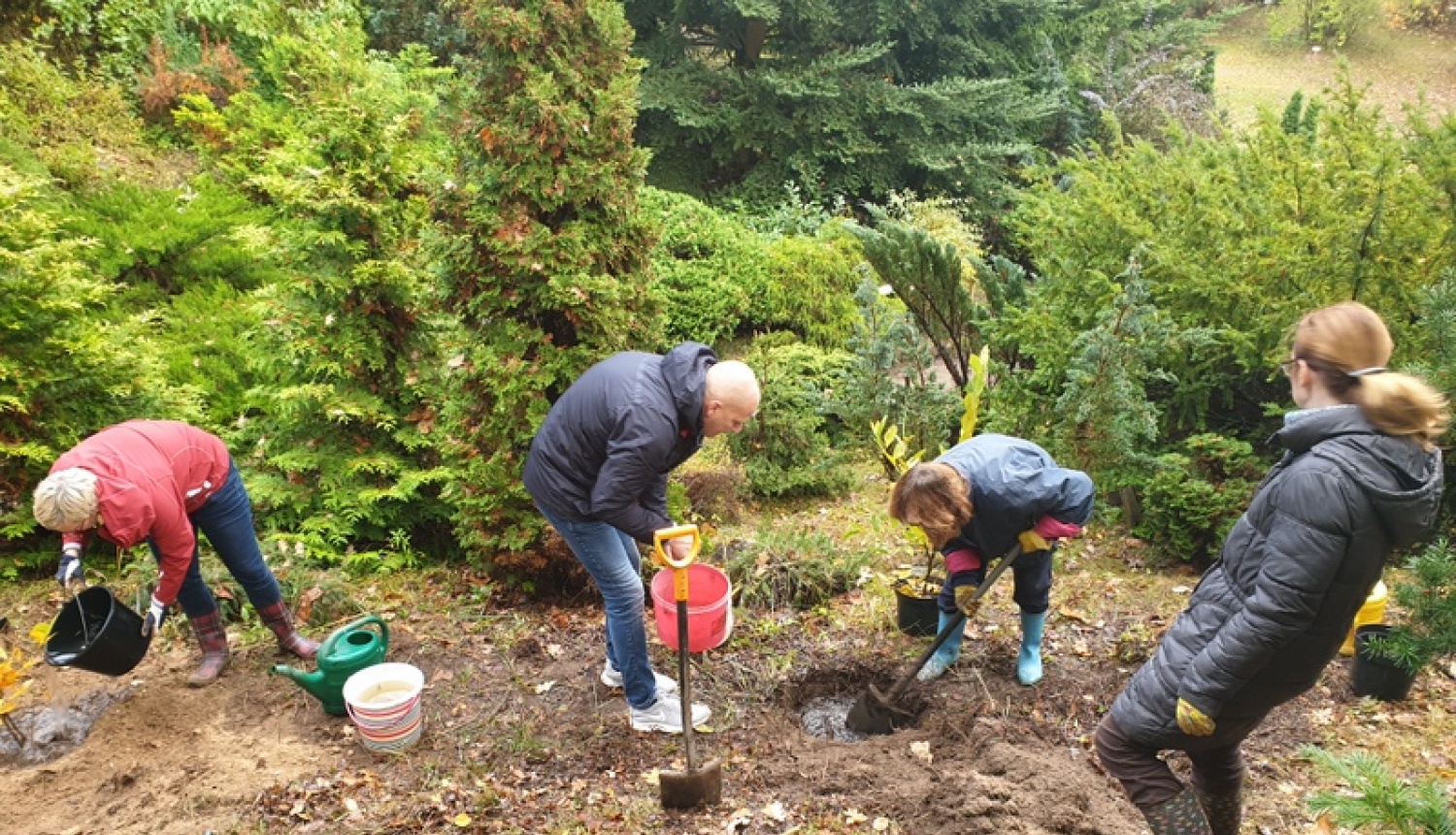 Pašvaldības darbinieki piedalās labiekārtošanas darbos Špakovska parkā