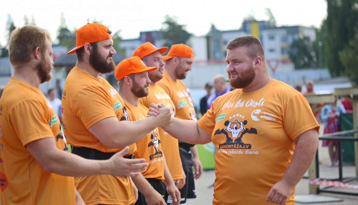 Spēkavīri piedalās spēka vīru sacensībās Ogrē