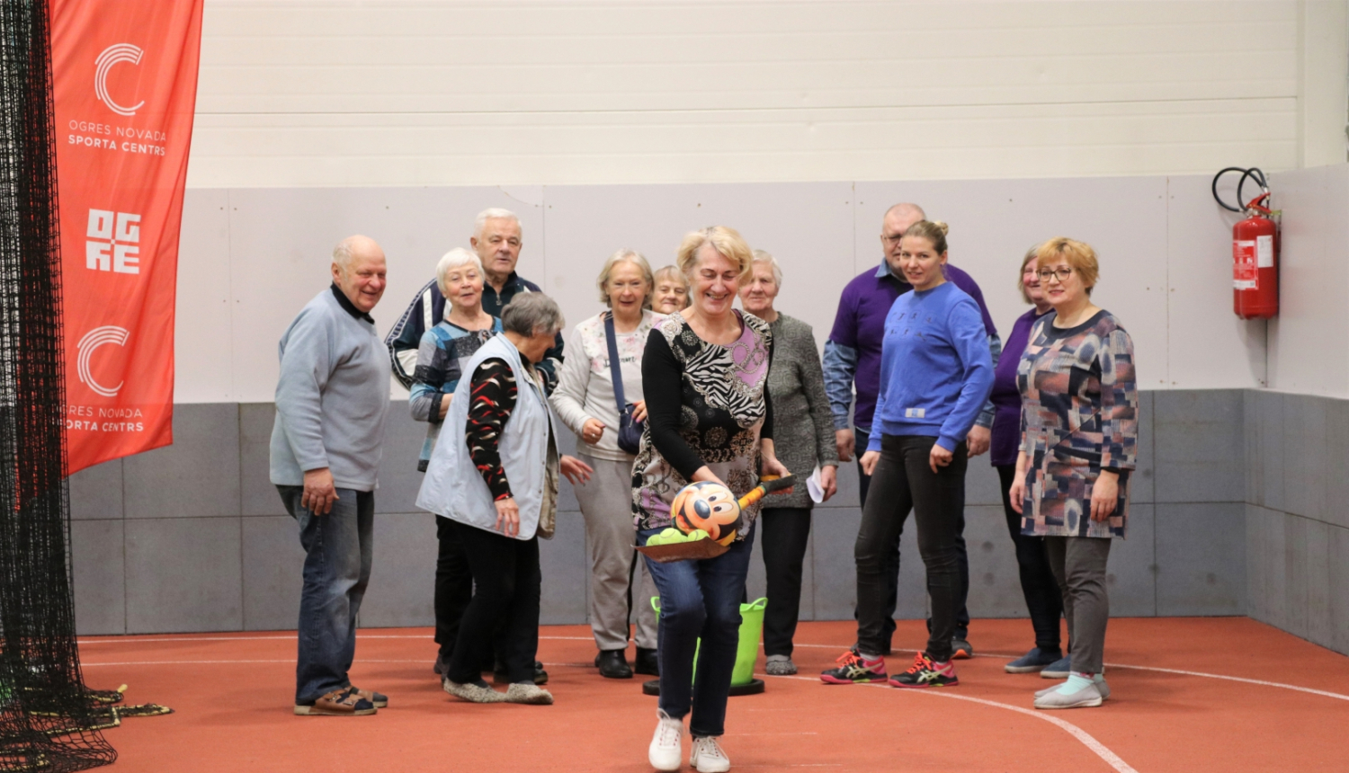 Ogres Invalīdu biedrības un Ogres Pensionāru biedrības aktīvie dalībnieki piedalās Sporta dienā