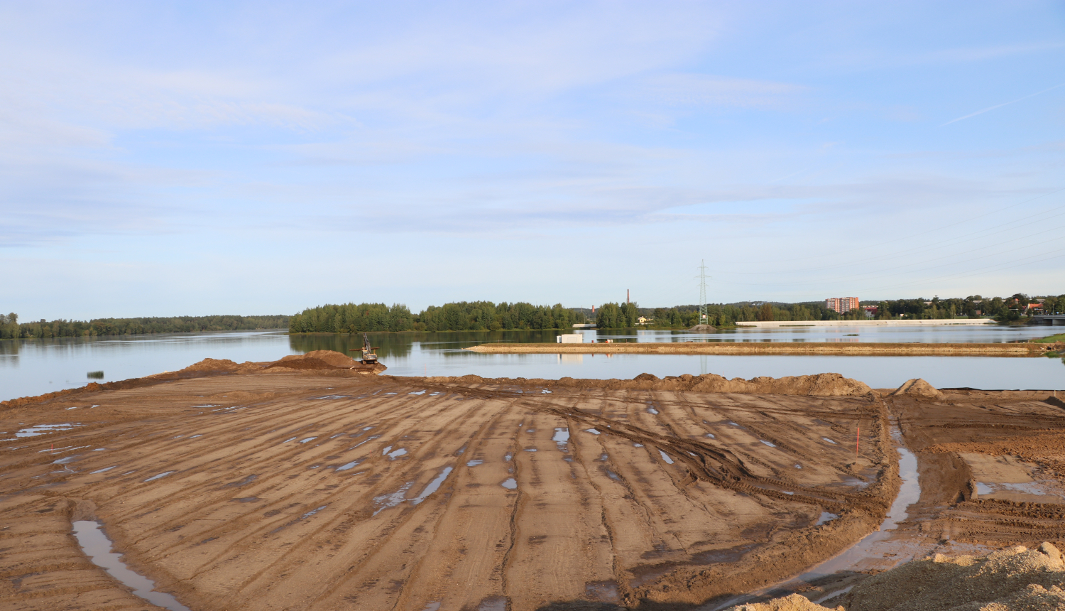 Turpinās aizsargmola (straumvirzes) izbūves darbi