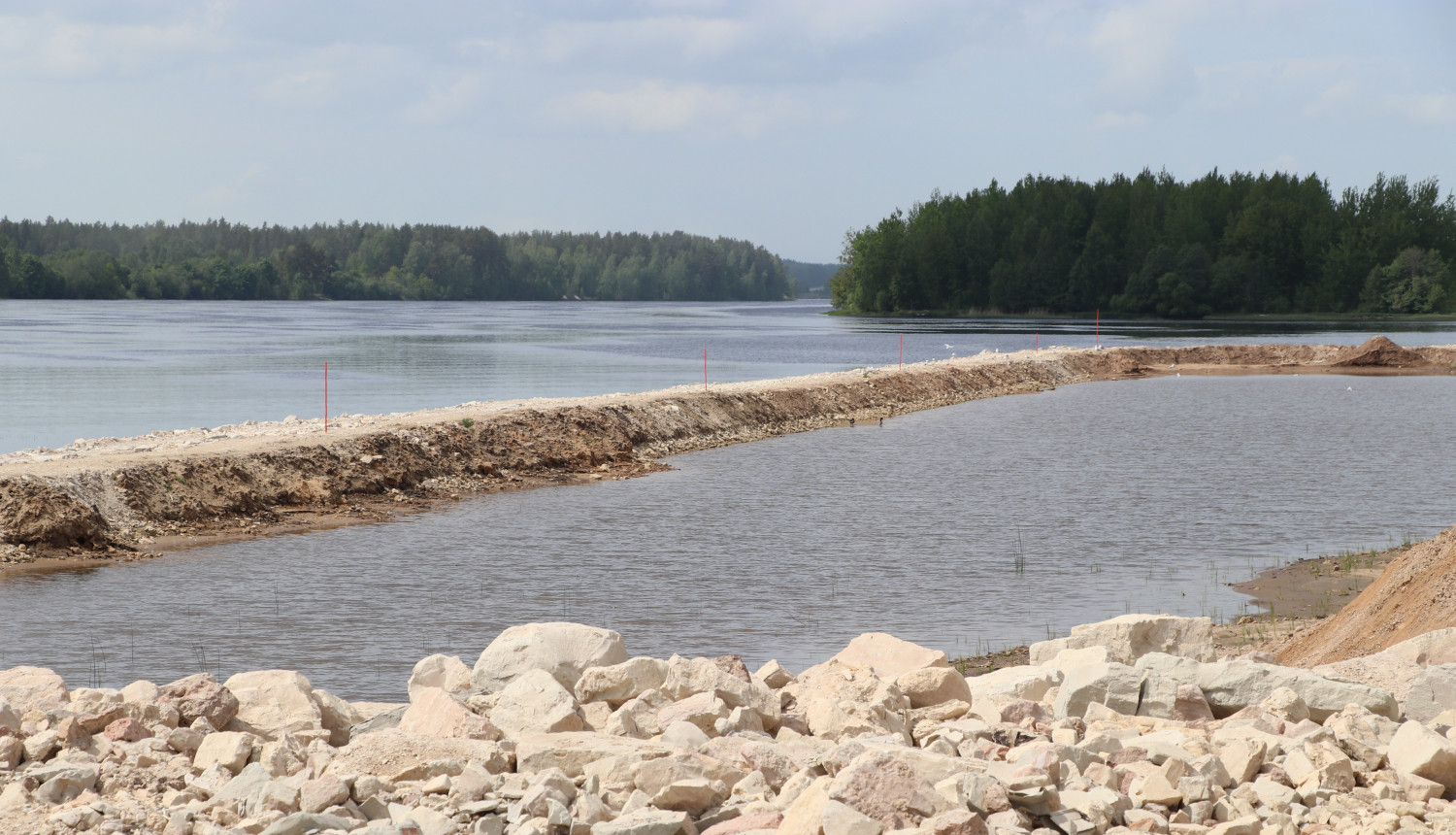 Turpinās aizsargmola (straumvirzes) būvniecības darbi