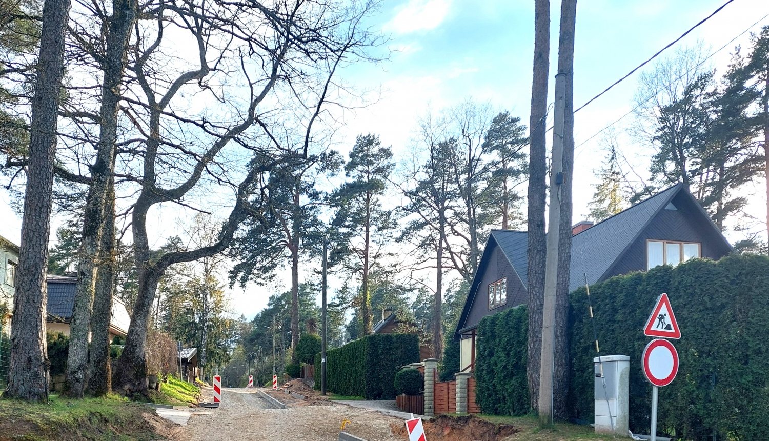 Strēlnieku prospekts, Ogre-grantēts ceļš, ceļa zīmes rakšanas darbi, iebraukt aizliegts