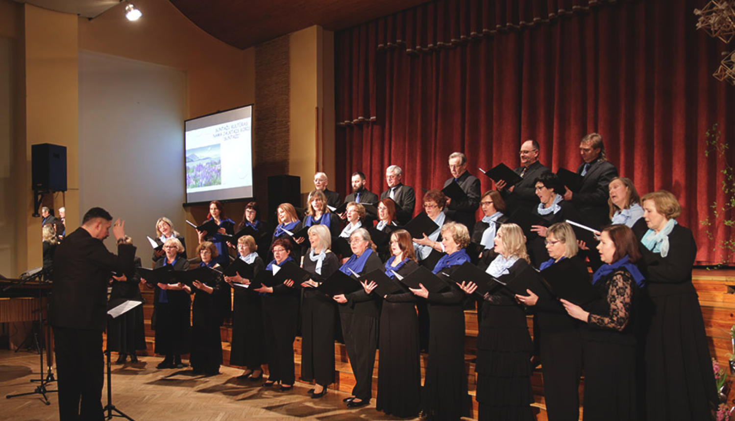 Suntažos koru sadziedāšanās koncerts “Pavasara nianses”