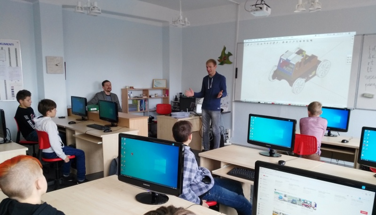 Suntažu vidusskolā darbojas tehnoloģiju pulciņš