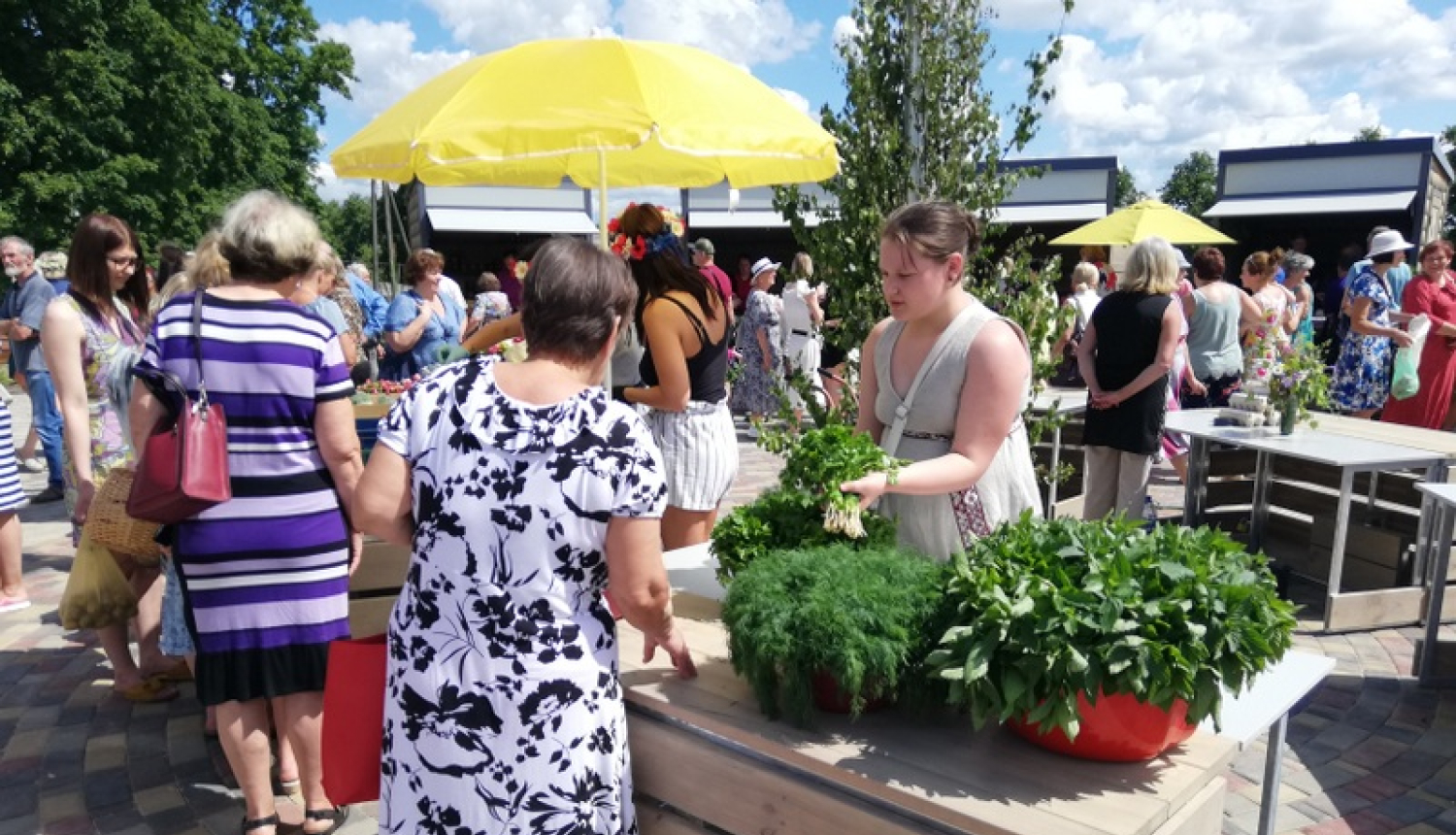 Pirms Līgo svētkiem Suntažos atklāj tirgus laukumu