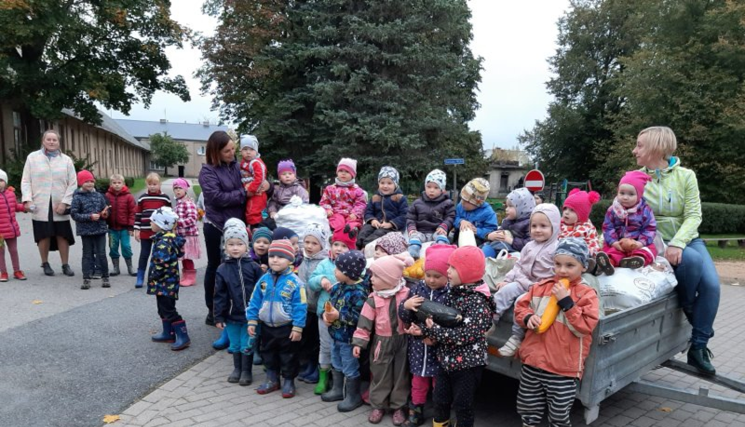 Suntažu vidusskolas audzēkņi sagādā kārumus zvēriem