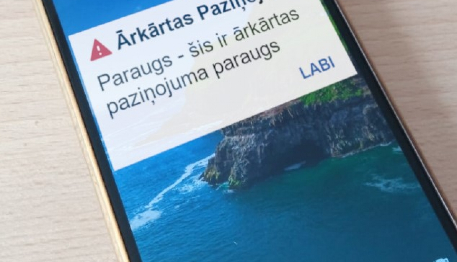 Ārkārtas paziņojuma paraugs uz telefona ekrāna. Latvijā ieviesta šūnu paziņojumu izsūtīšana jeb agrīnās brīdināšanas sistēma
