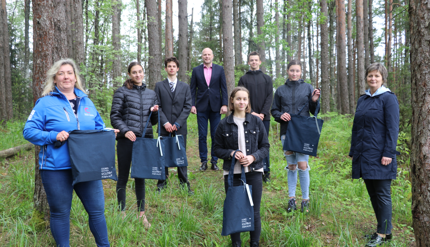 Apbalvo skolēnus par izciliem sasniegumiem