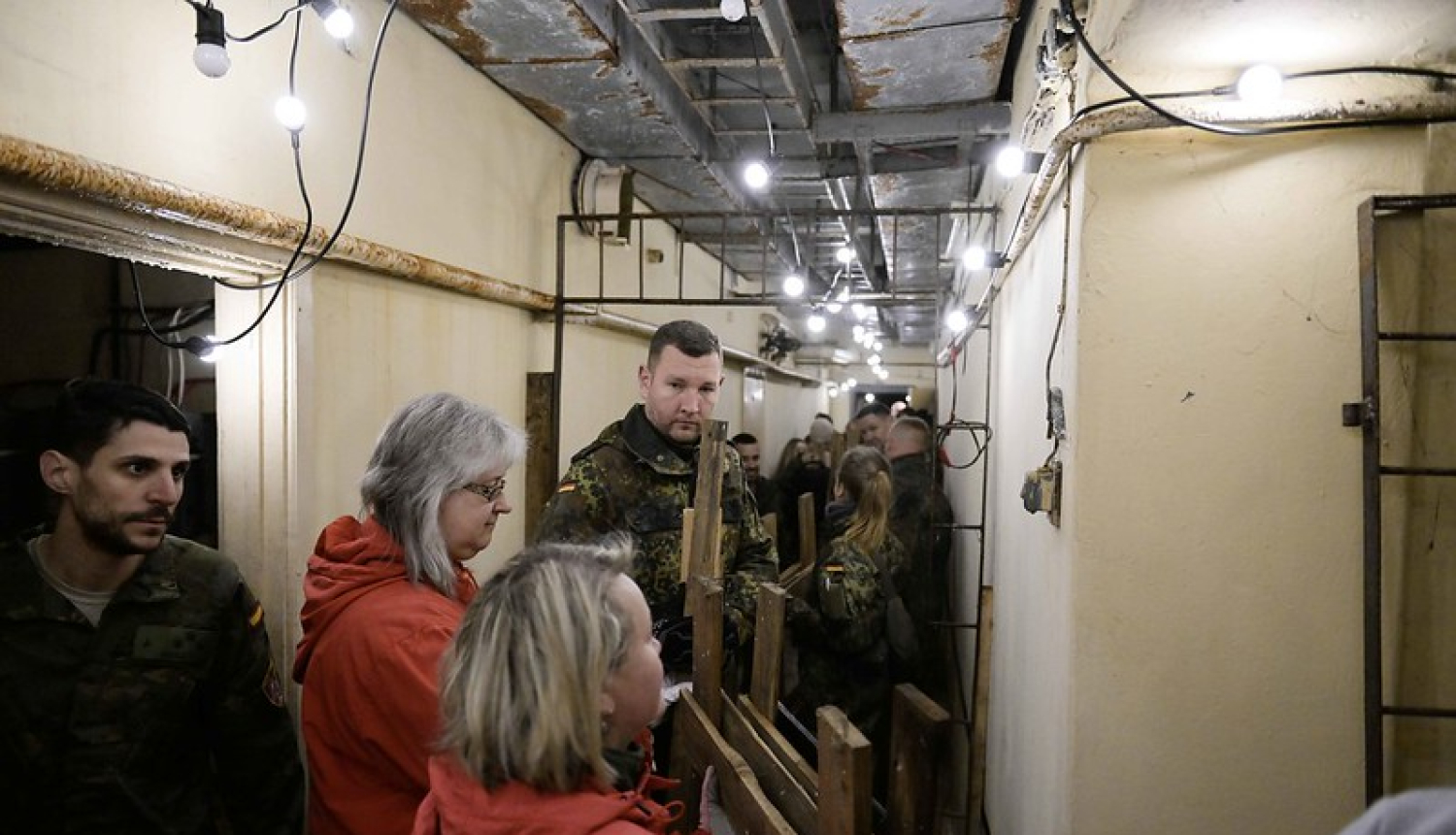 Cilvēki padod mantas talkas ietvaros 04.2024.