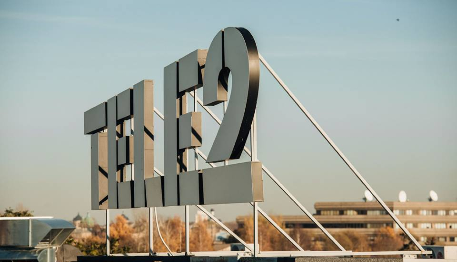 Tele2 uzraksts uz biroja ēkas jumta