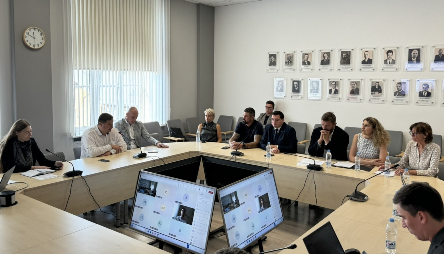 Pašvaldību, Satiksmes ministrijas un citu iestāžu pārstāvju sēž pie apaļā galda, diskusija 16.09.2024.