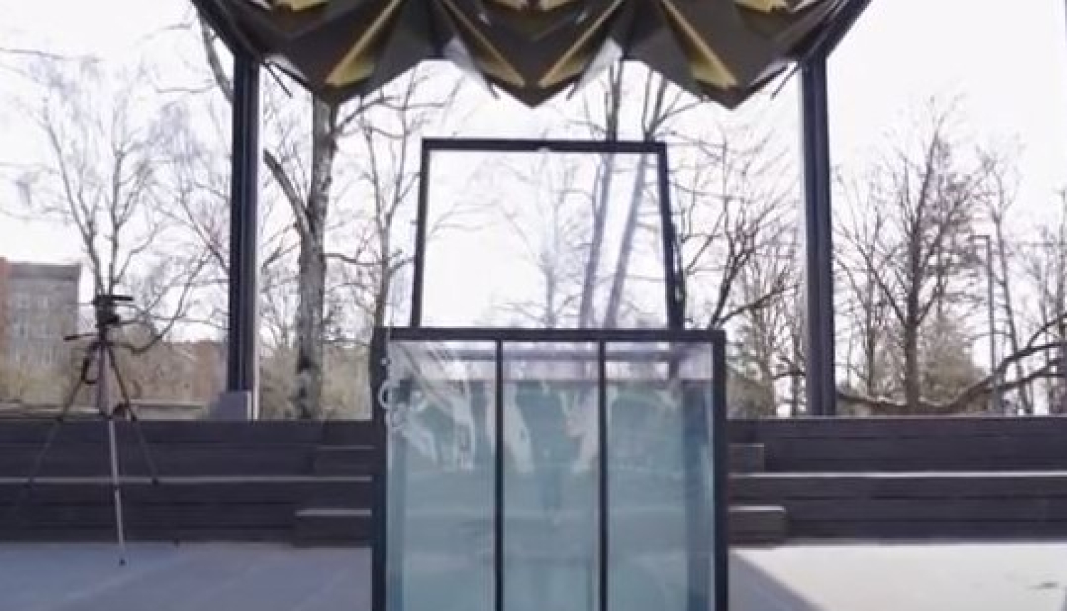 Iluzionists veic drosmīgu triku Ogres pilsētas skvērā