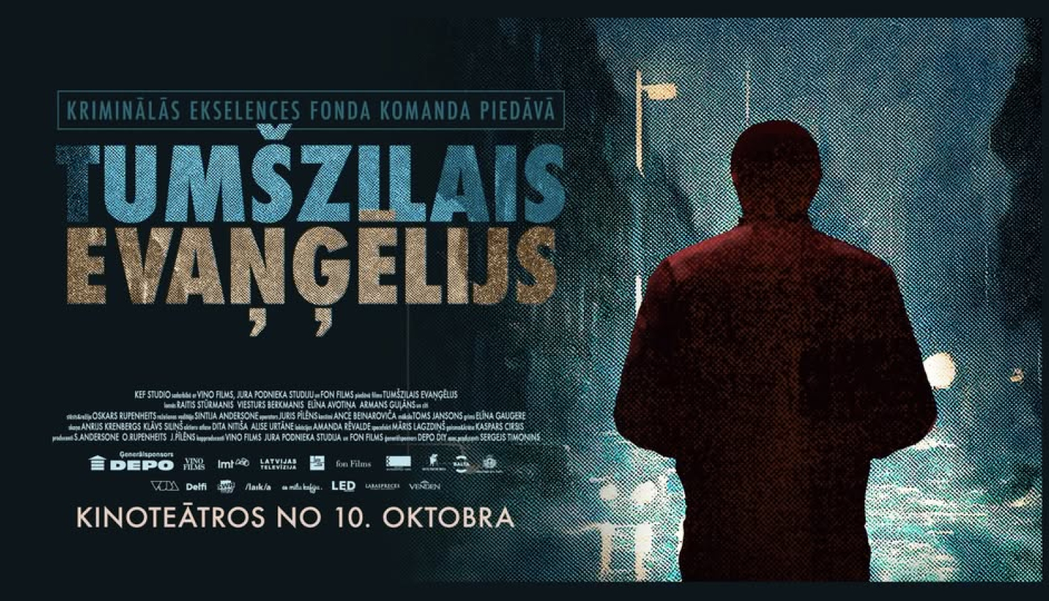 Afiša filmai "Tumšzilais evaņģēlijs". Cilvēks ar muguru stāv tumšajā diennakts laikā ar seju pret izgaismotu ielu