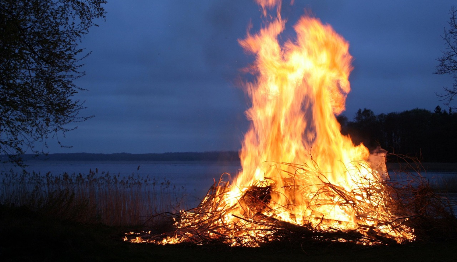 Jāņu ugunskurs ezera krastā