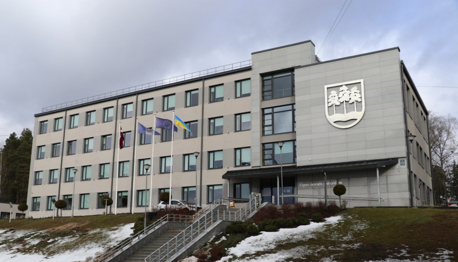 Pie Ogres novada pašvaldības ēkas pacelts Ukrainas karogs