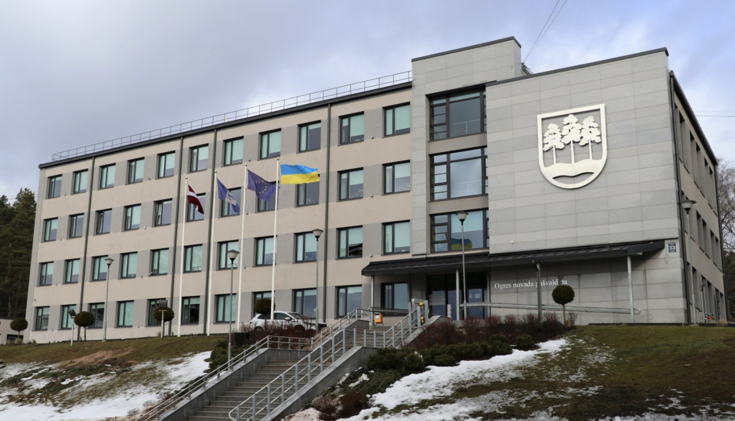 Pie Ogres novada pašvaldības ēkas pacelts Ukrainas karogs 
