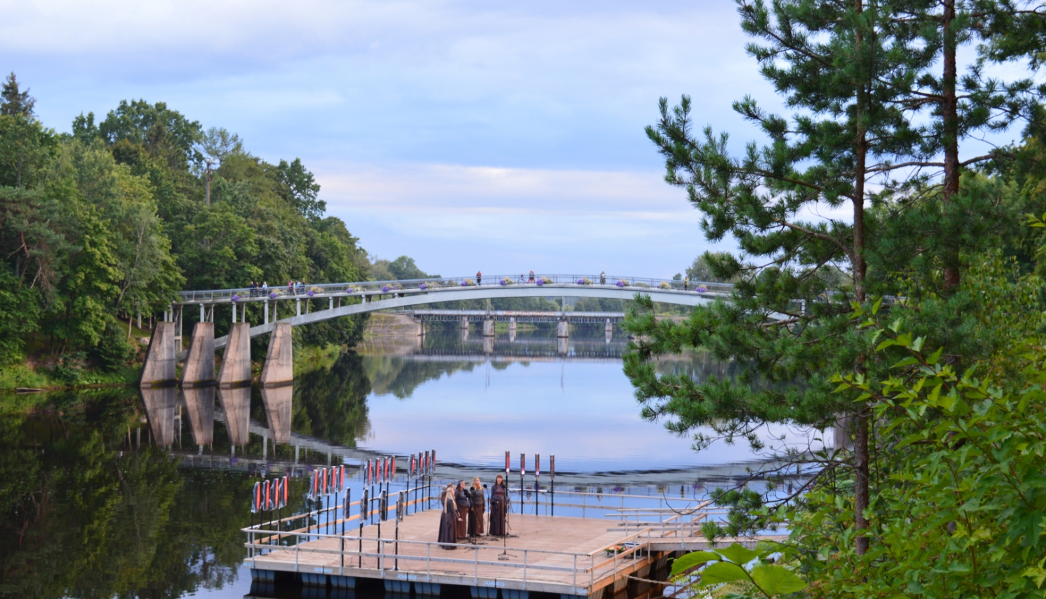 Ogres upe, Līkais tilts, koncertcikla "Upes vakari" skatuve
