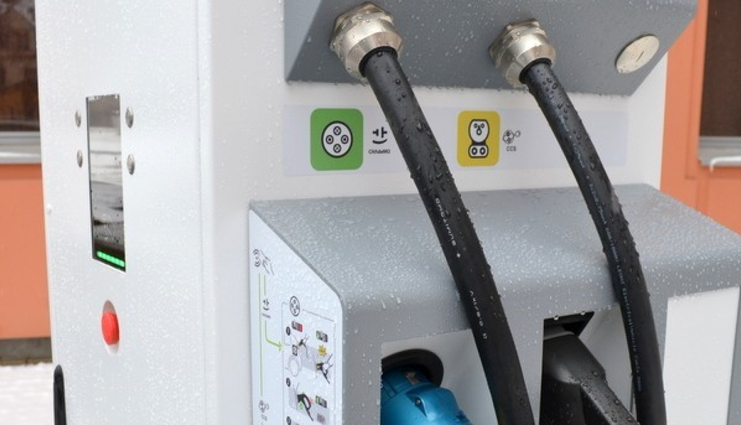 Ogrē uzstādīta Latvijā pirmā elektromobiļu ātrās uzlādes stacija