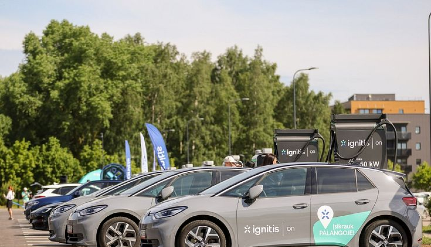 Vairāki pelēki elektromobiļi 