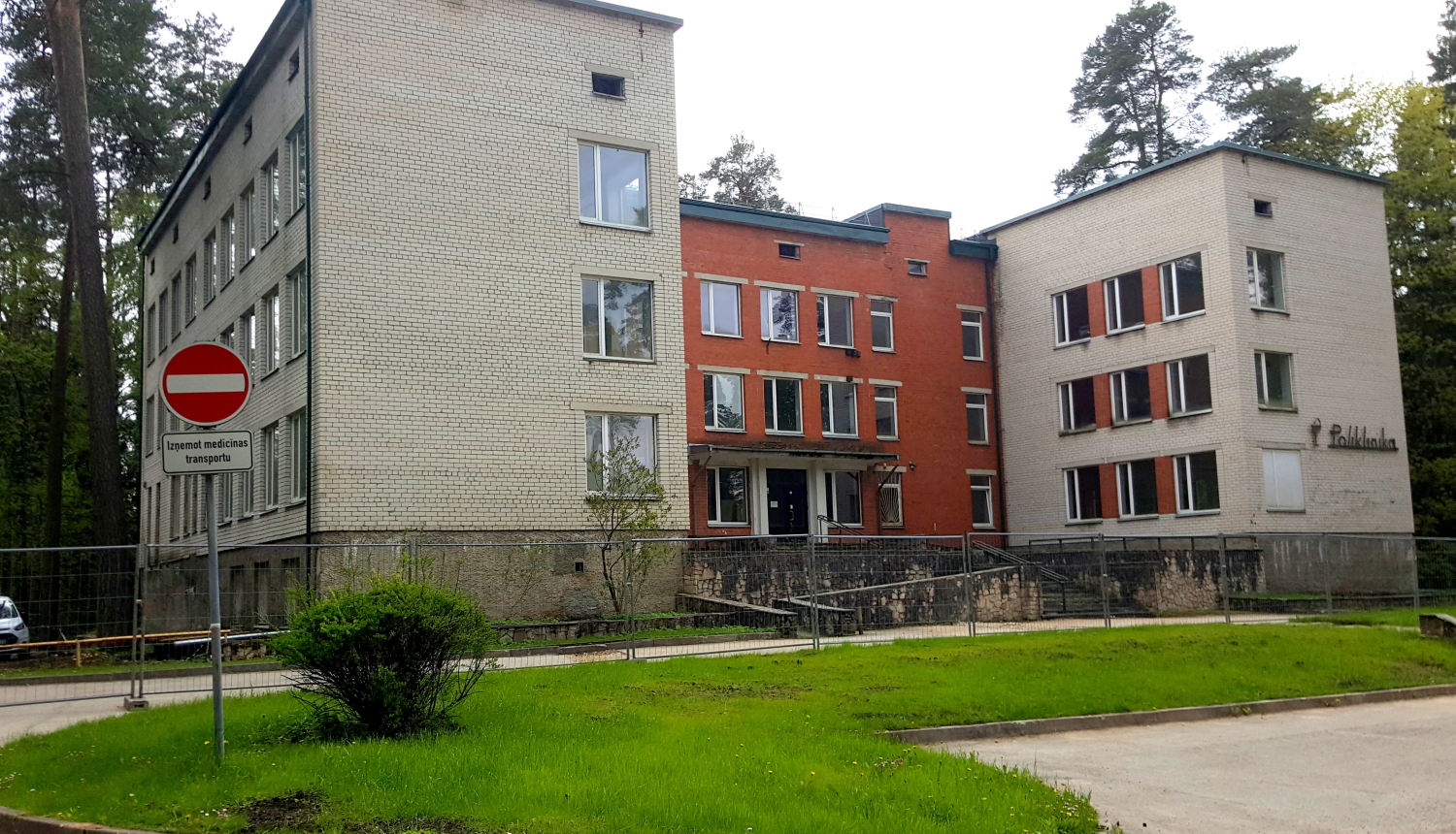 Kādreizējā Ogres poliklīnikas ēkā izbūvē dienesta dzīvokļus mediķiem