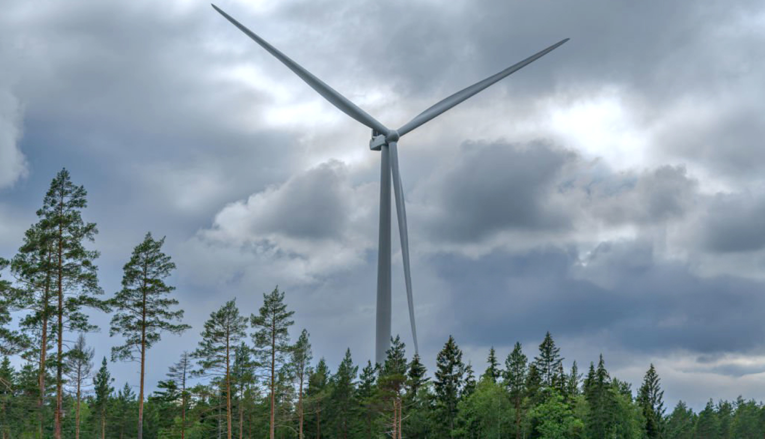 Vēja ģenerators augstu virs koku galotnēm