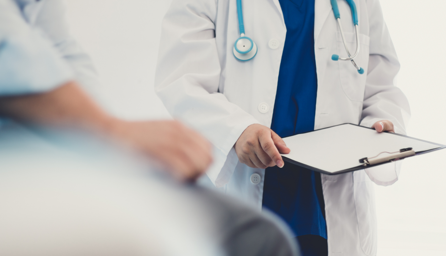 Ārsts ar pacienta kartiņu