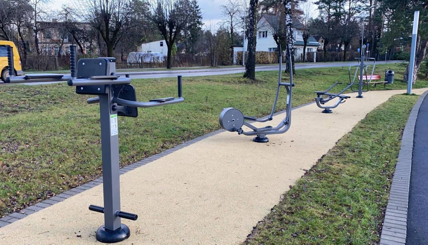 Blakus pastaigu celiņam pie Ogres upes tapusi “Vingruma pietura”