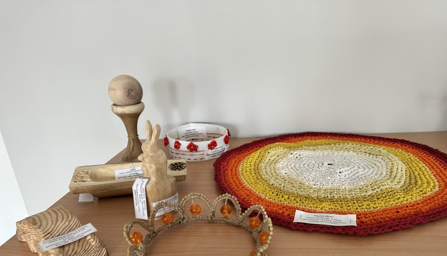 Bērnu veidoti mākslas darbi-vainagi, adījumi