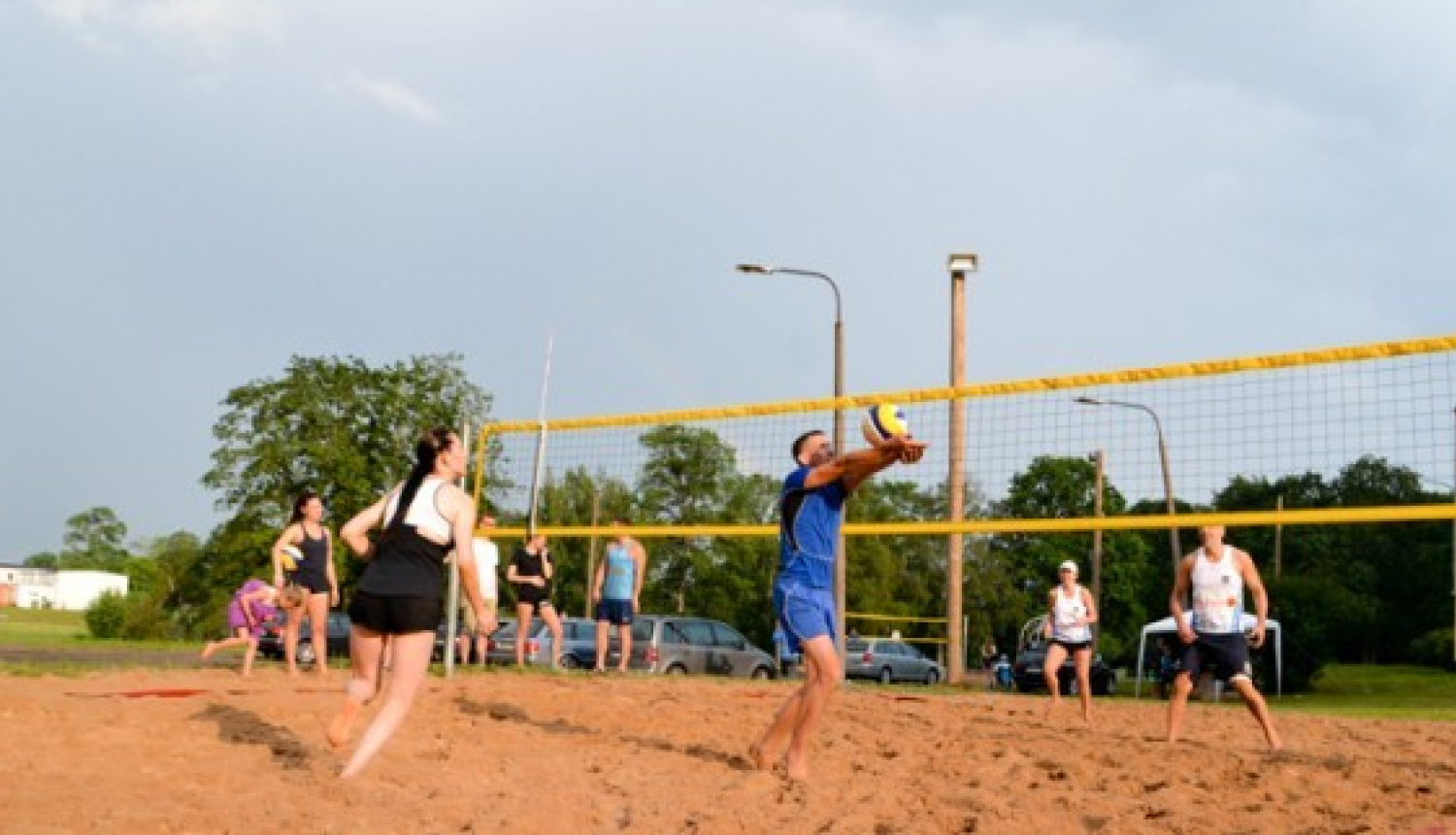 Madlienas nakts turnīrā cīnās 16 volejbolistu pāri