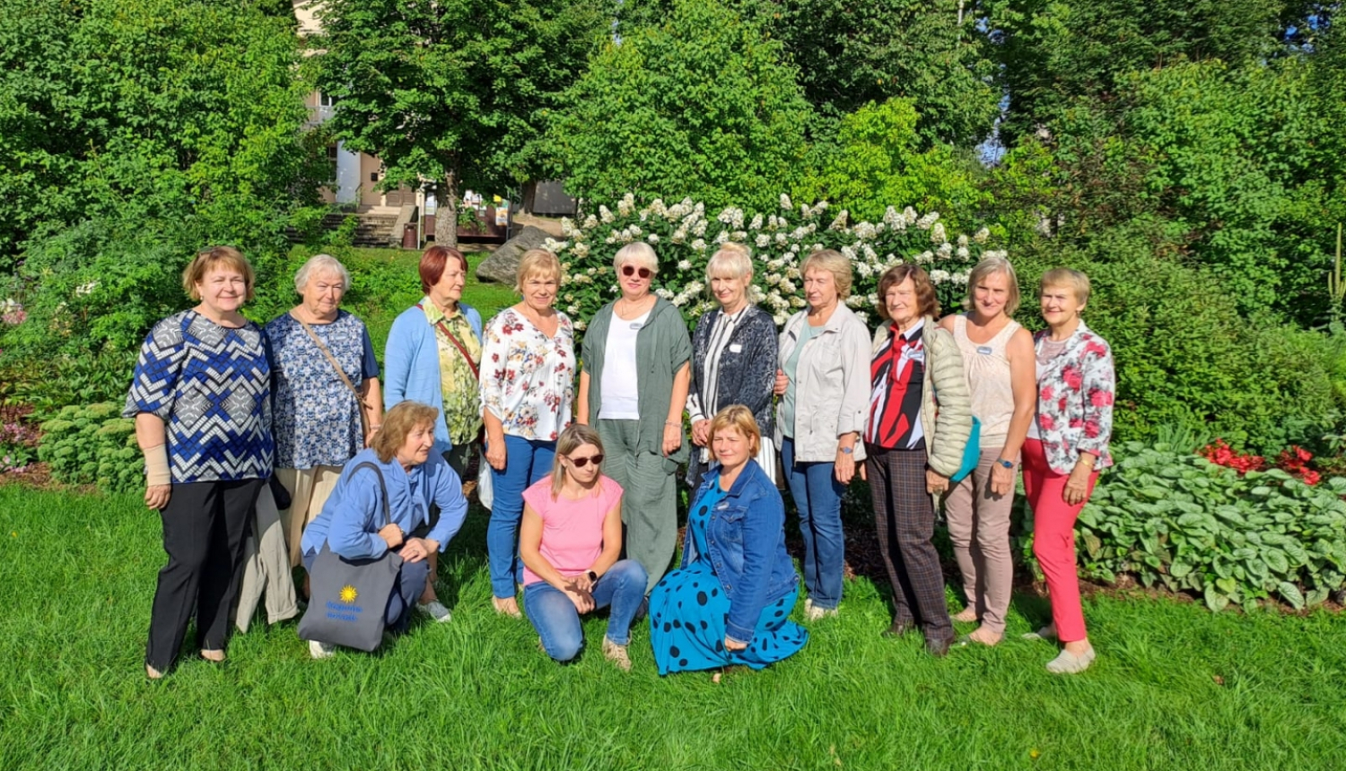 Projekta darba grupa pie atjaunotās puķu dobes