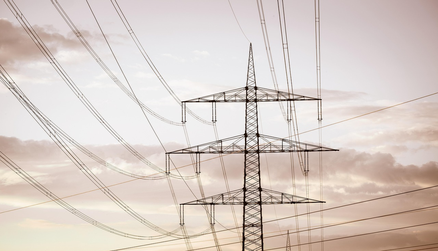 Augstsprieguma līnijas tornis ar vadiem